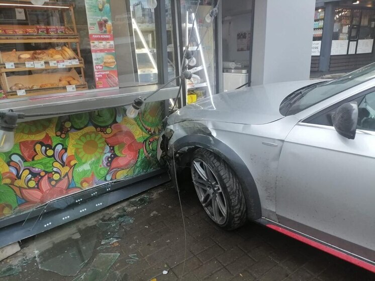 В Воронеже водитель «Audi» въехал в торговый павильон на Бульваре Победы