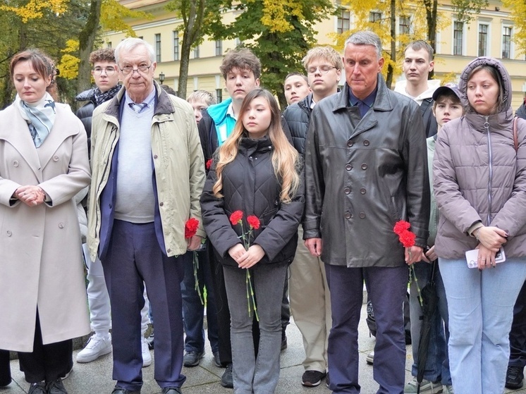 Юные дипломаты возложили цветы к Вечному огню в Великом Новгороде