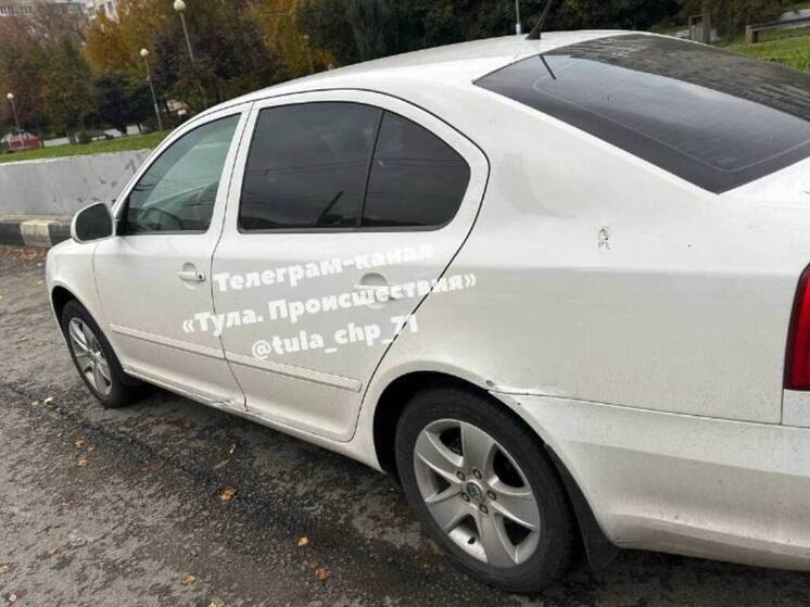 Водитель протаранил припаркованную Skoda в Туле и скрылся с места