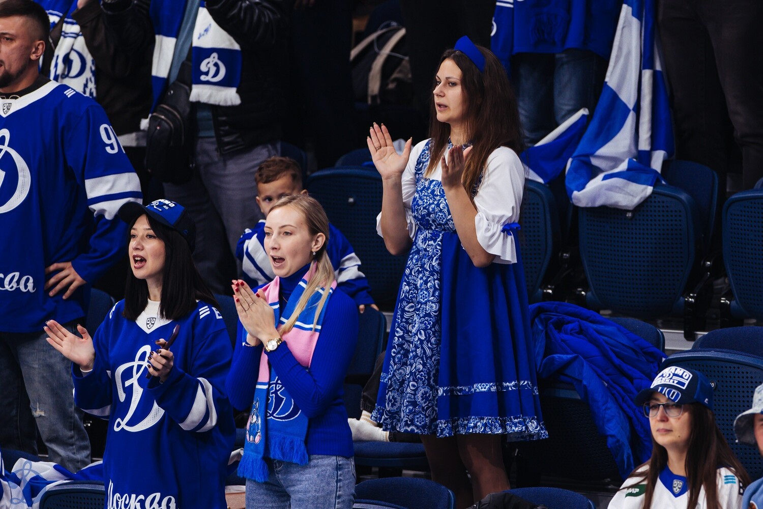 Молодая болельщица на КХЛ