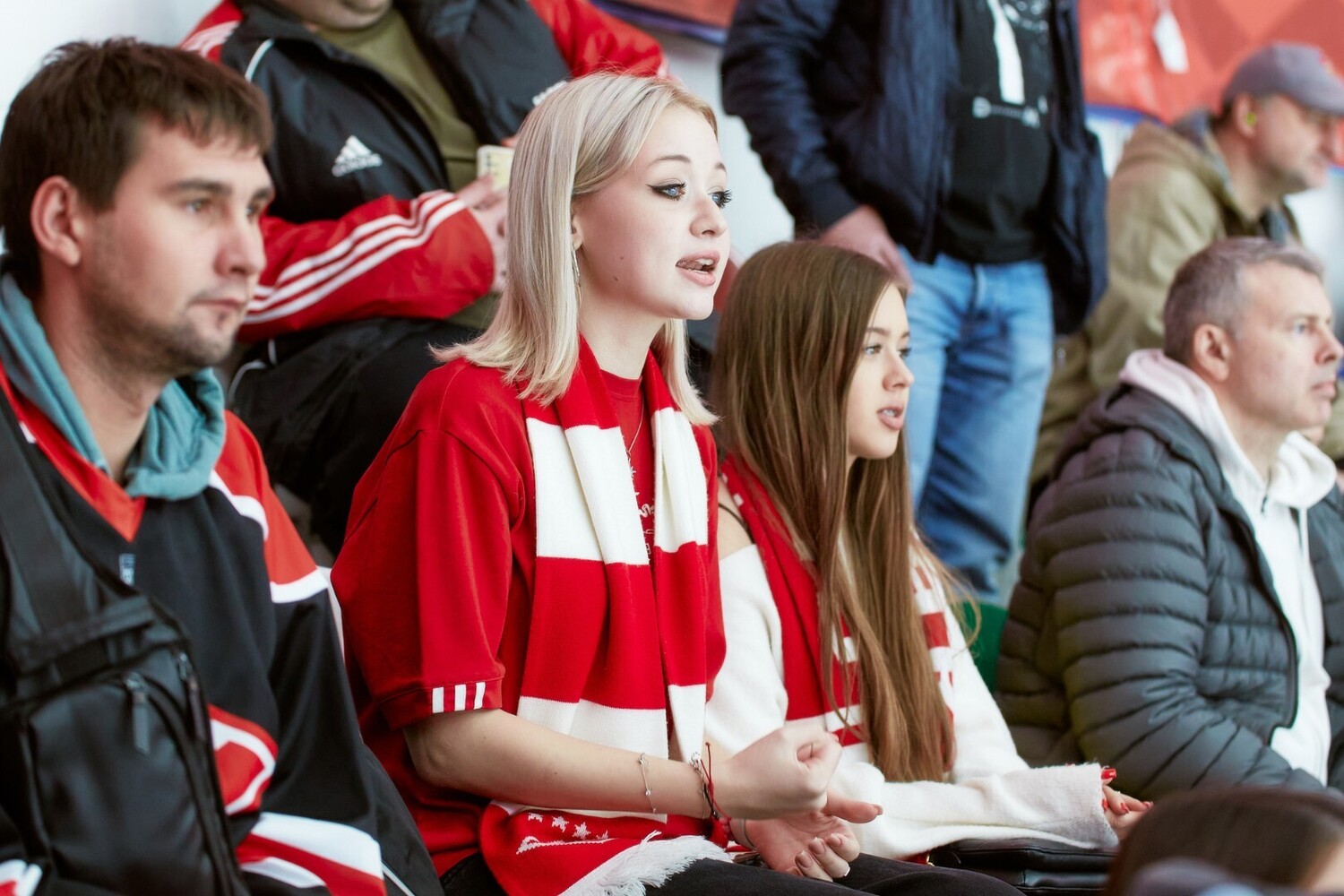 Девушка с хоккейной атрибутикой