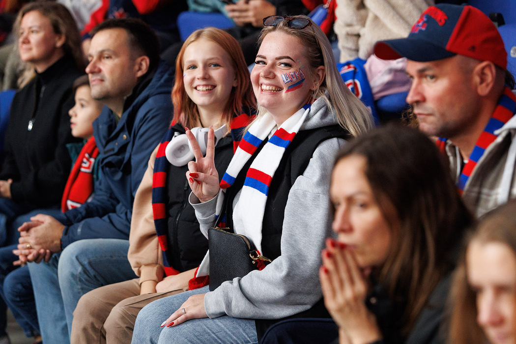 Стильная болельщица на хоккее