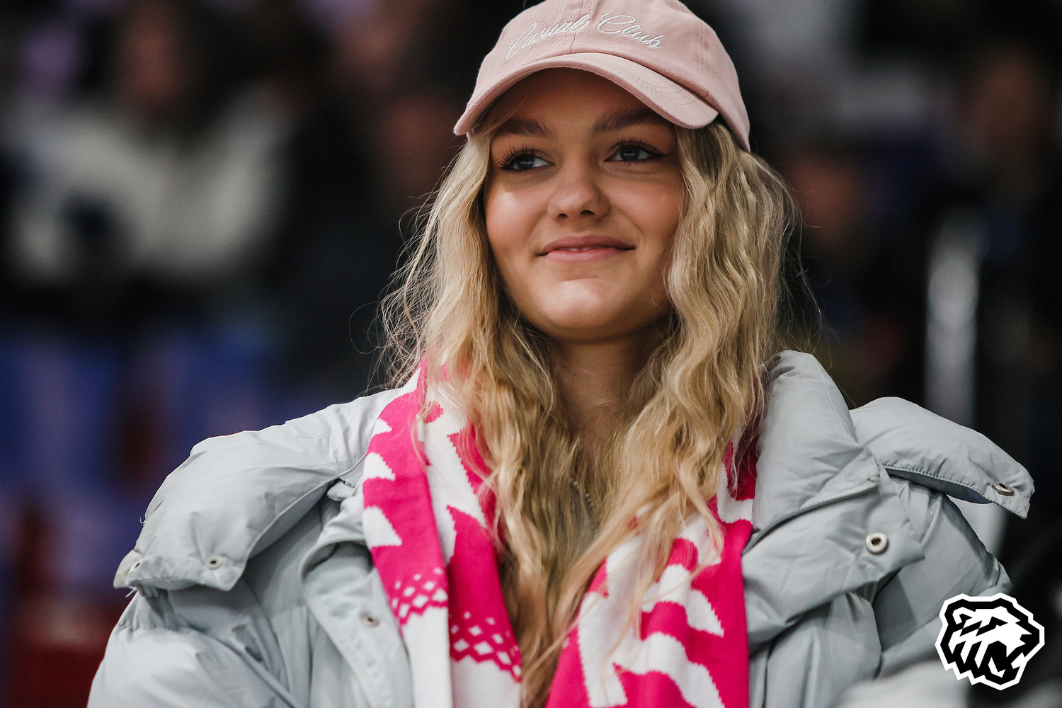 Фанатка хоккея на матче