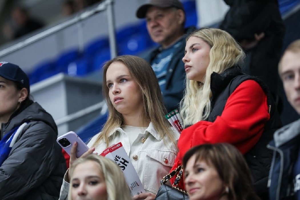 Счастливая болельщица хоккейного клуба