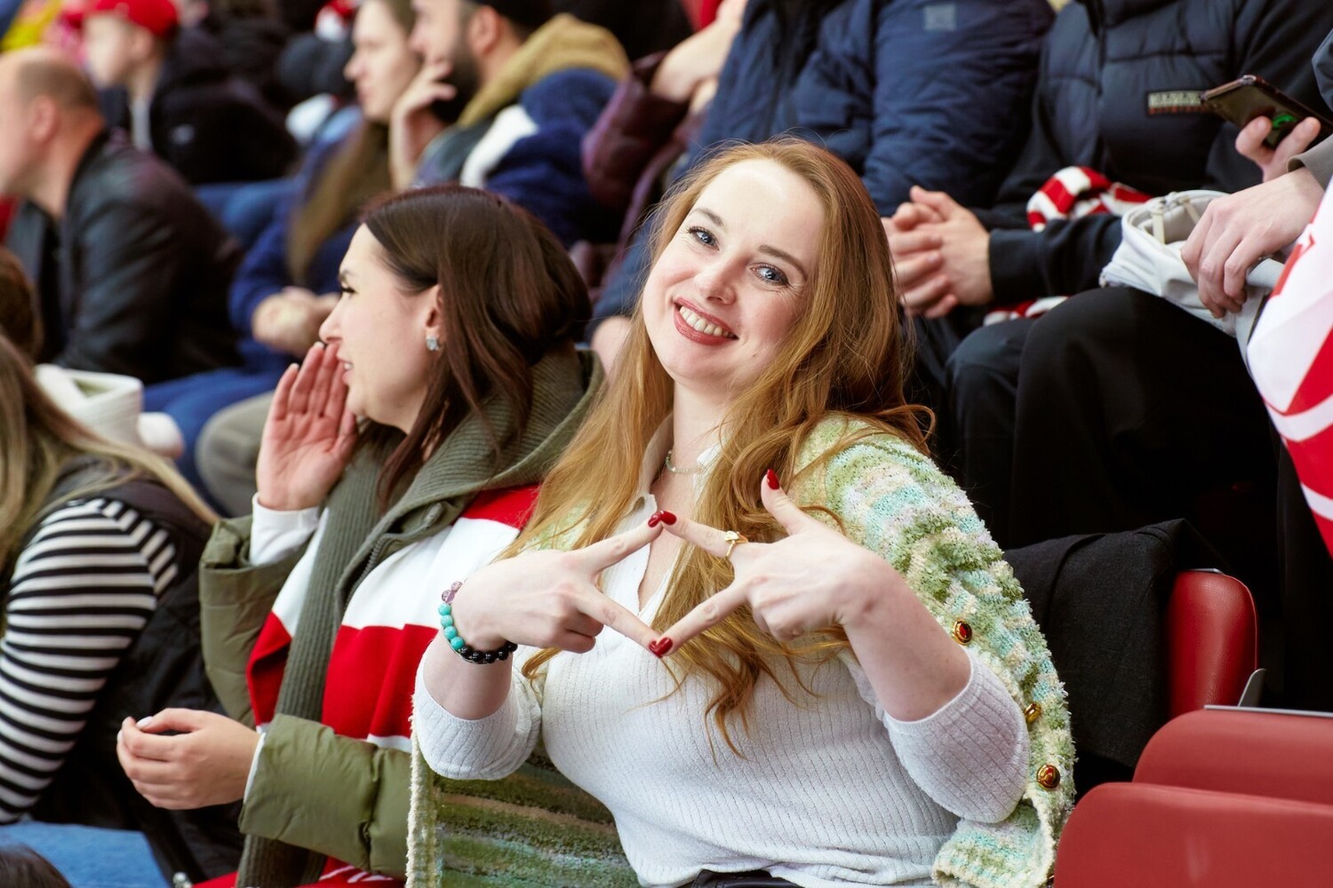 Болельщица в атмосфере хоккейного матча