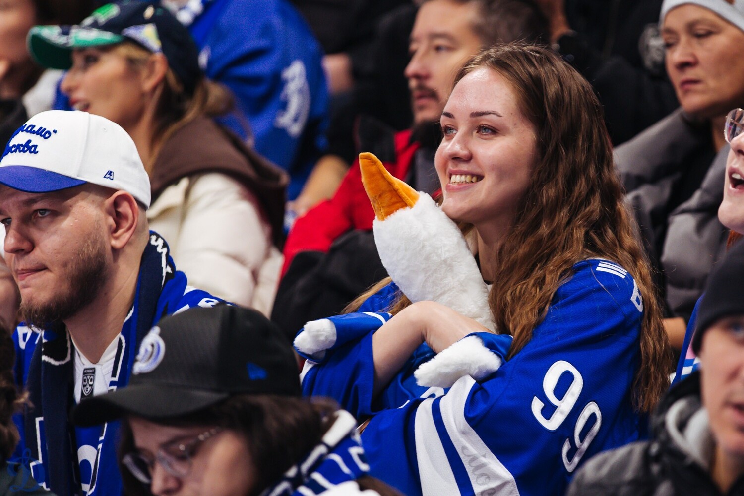 Девушка поддерживает команду КХЛ