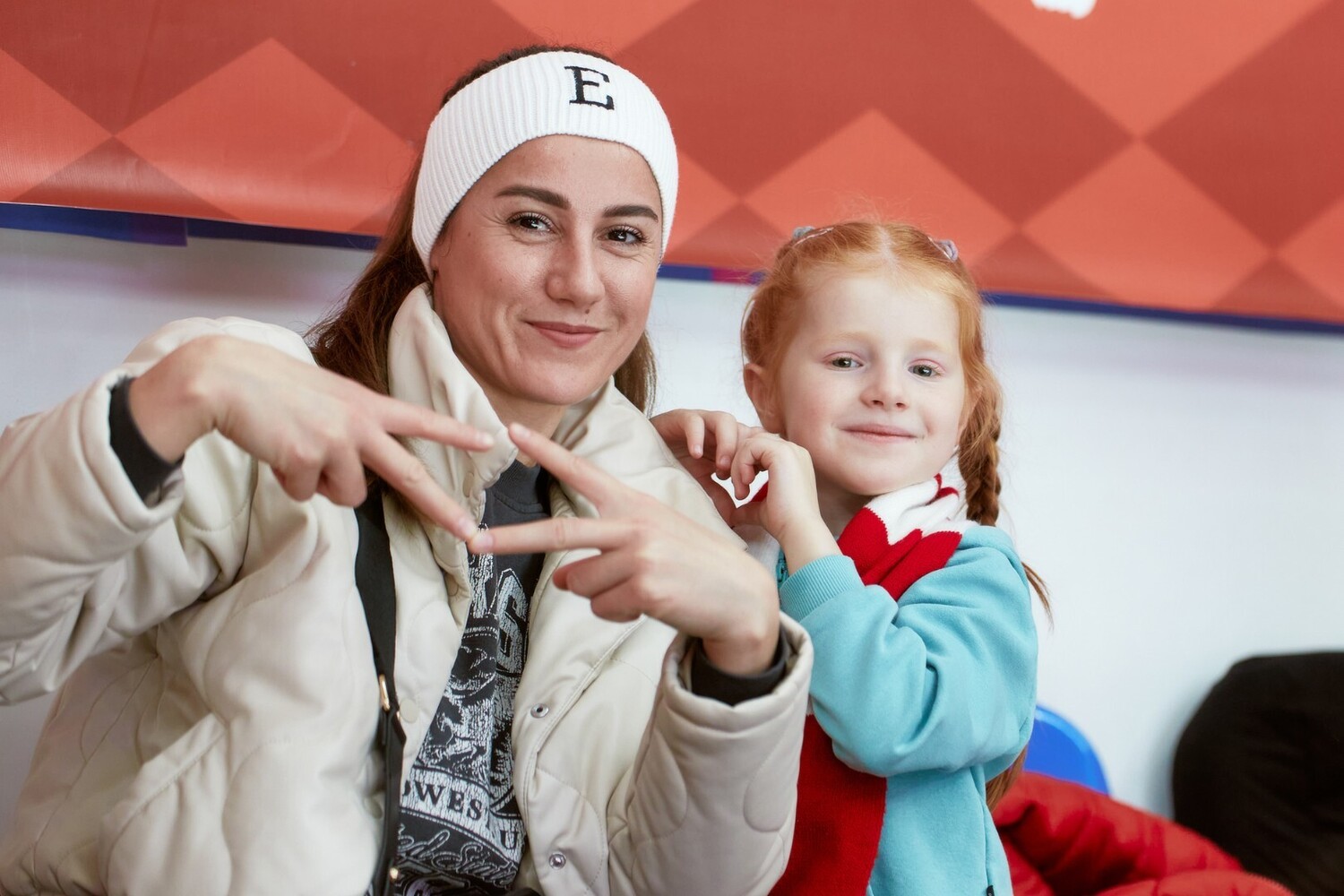 Привлекательная фанатка КХЛ