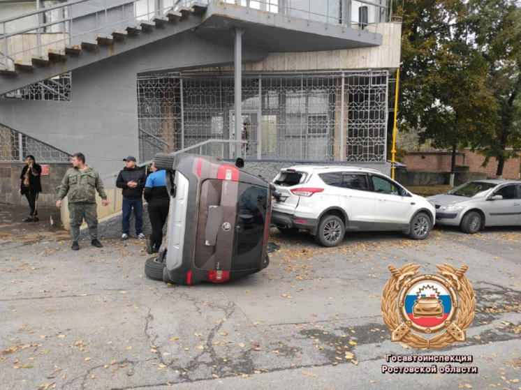 В Ростове водитель пострадала в ДТП с перевернувшимся авто на Шолохова