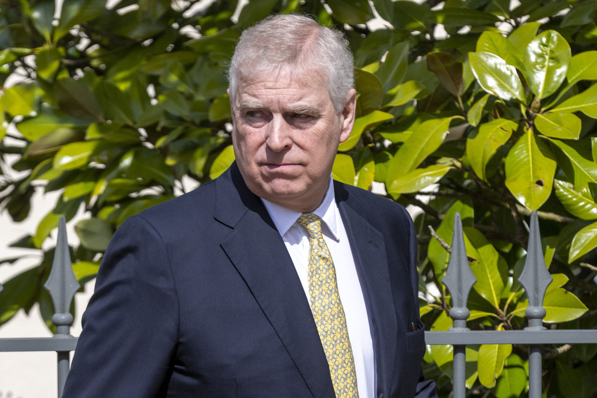 Princ Andrew naj bi tajno podpiral Jeffreyja Epsteina po škandalu s fotografijo