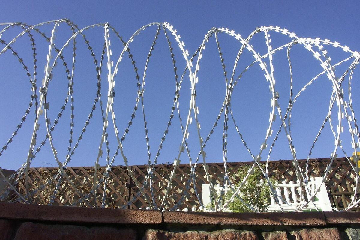 Осужденный на пожизненное потребовал перевода в другую колонию