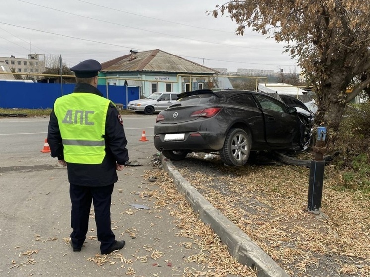 В Каменске-Уральском в результате ДТП автомобиль врезался в дерево