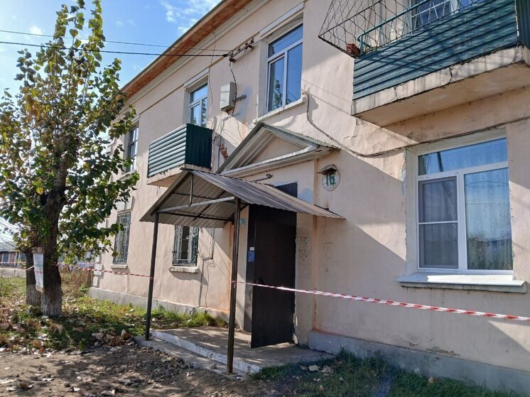 В Бурятии депутат помог жителям дома установить козырек над подъездом