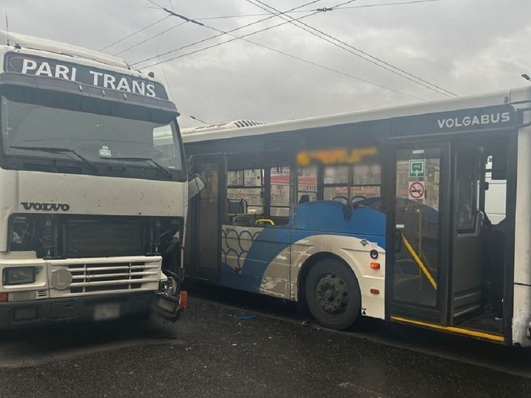 В Дзержинском районе Волгограда столкнулись автобус и грузовик Volvo