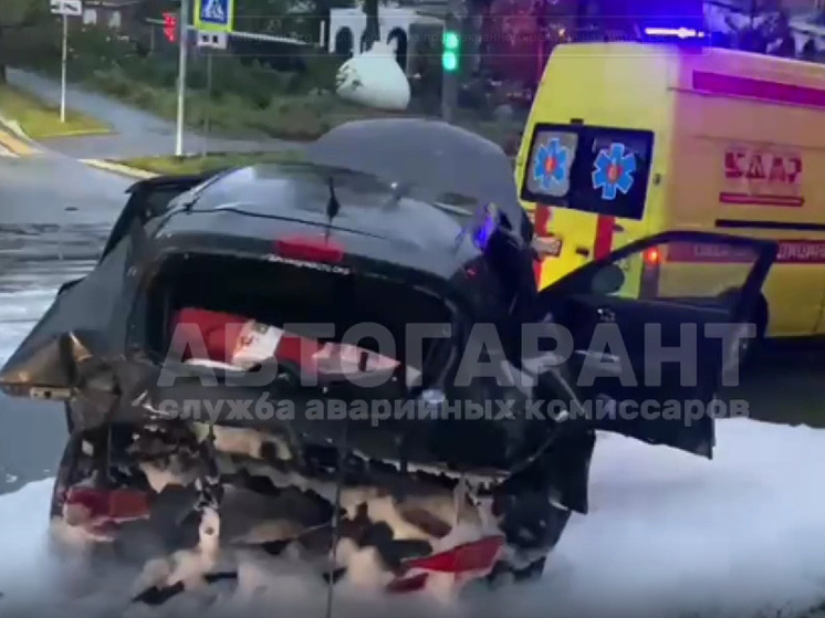 Во Владивостоке загорелась иномарка после ДТП с Mercedes, виновник сбежал