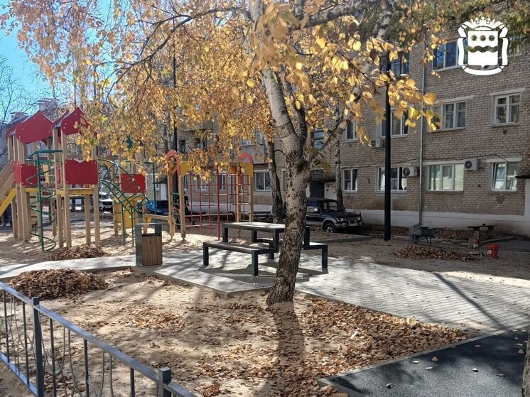 В городе Амурской области двор благоустроили новыми диванами и скамейками