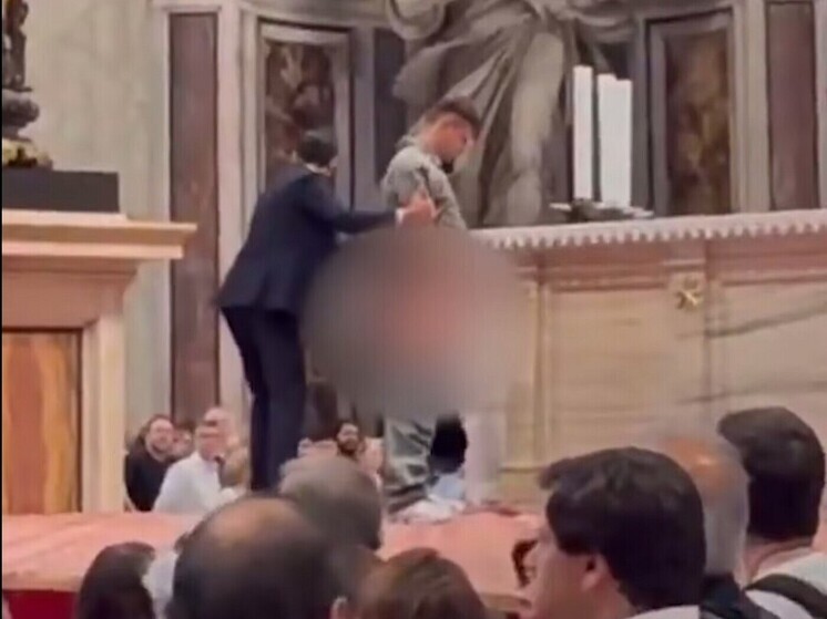 Неизвестный справил нужду на алтарь собора Святого Петра в Ватикане