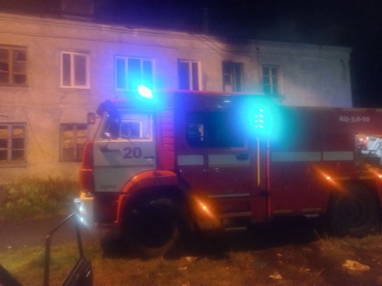 В Молочном вспыхнул нежилой кирпичный дом