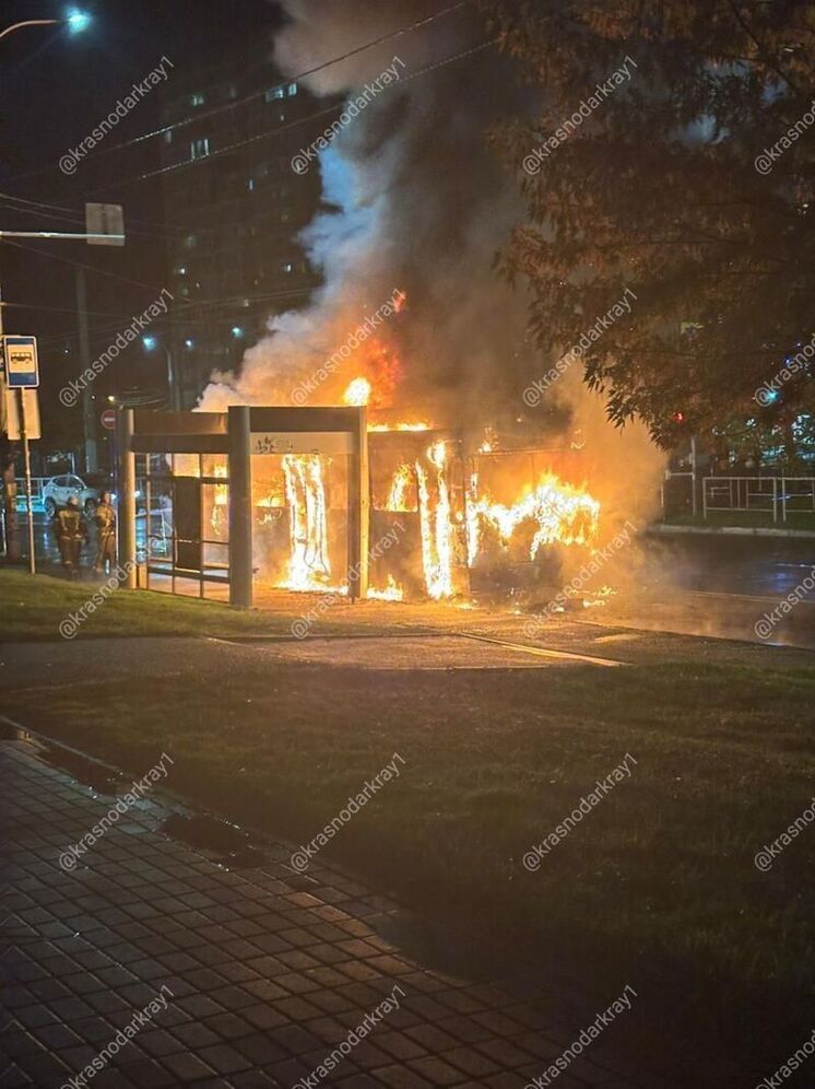 В Краснодаре загорелся троллейбус