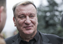Сергей Пенкин появился на большом сборном концерте звезд. За кулисами артист, который не так часто выходит в свет, сразу оказался в центре внимания. 
