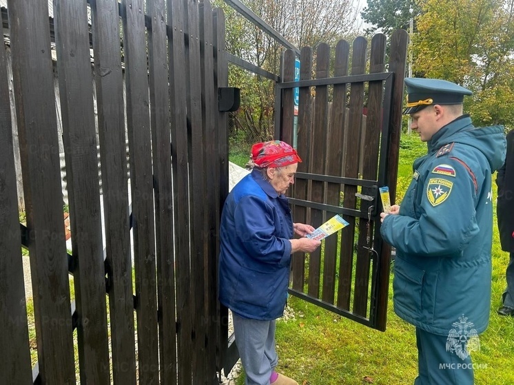Сотрудники калужского МЧС проводят подворовые обходы