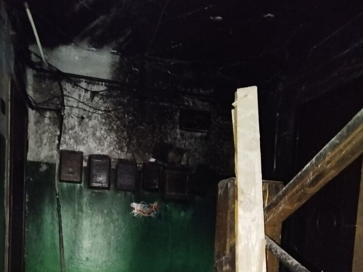 В Саратове полыхал подъезд двухэтажки