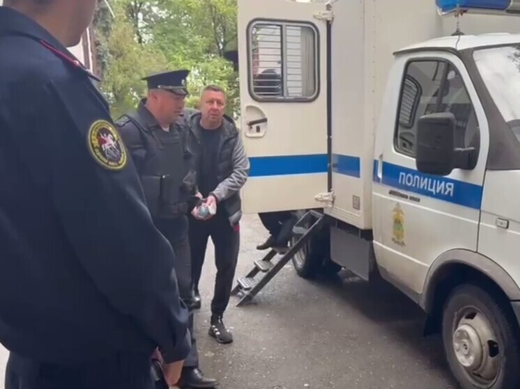 Пытавшегося сбежать от силовиков с золотыми костылями чиновника арестовали