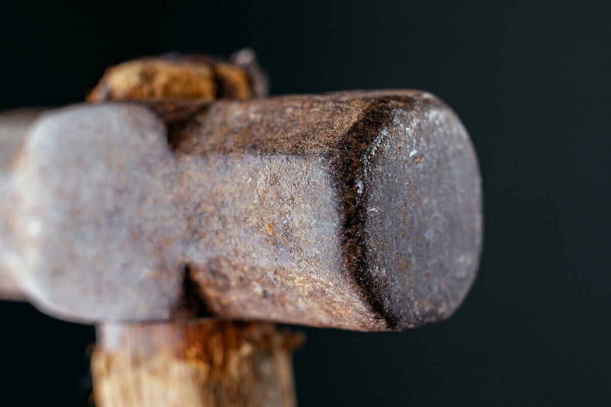 Трое липчан разнесли стены гаражей кувалдой ради металлолома на 12 тысяч