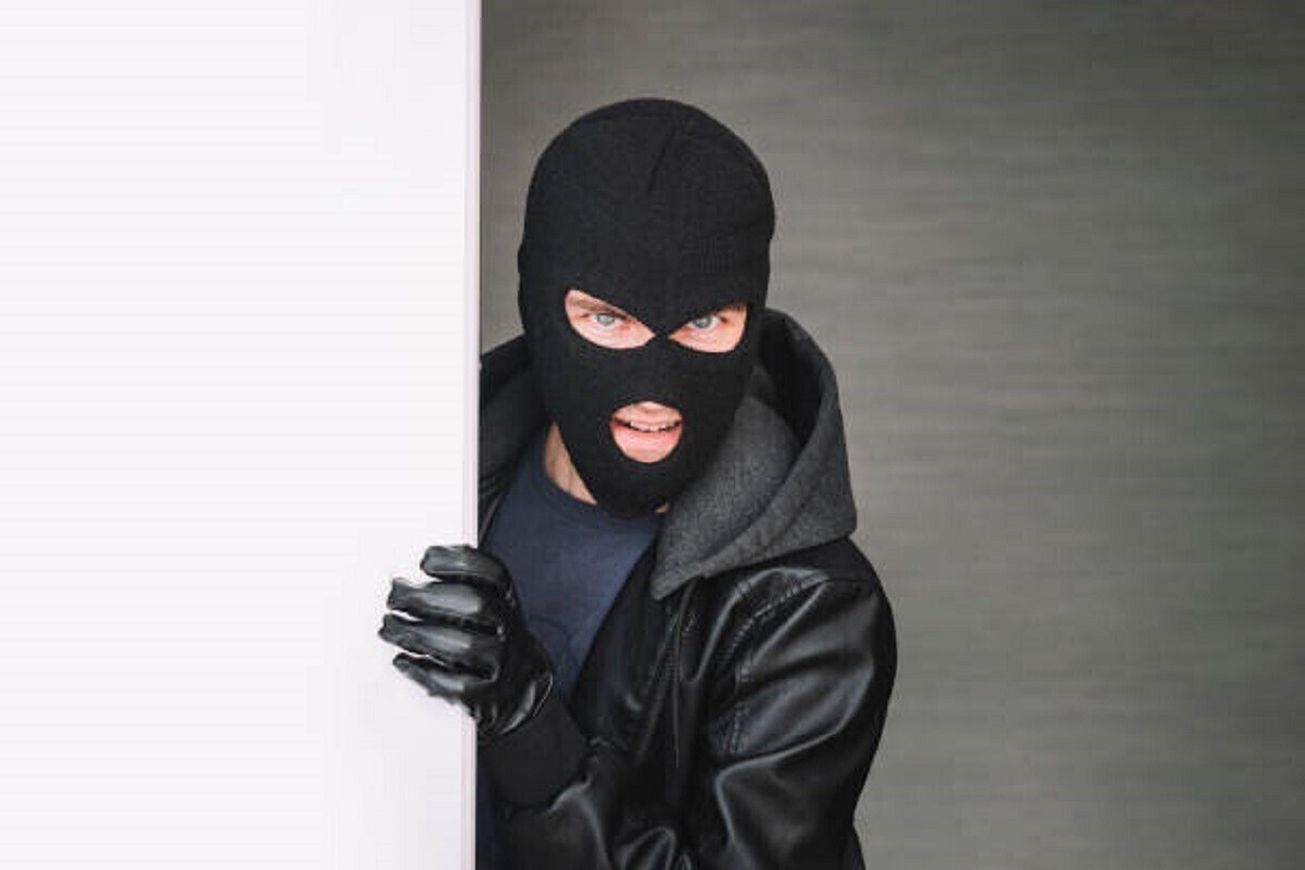 Allarme a Petozavodsk per un presunto maniaco nelle aree verdi vicino al centro commerciale Lotus Plaza