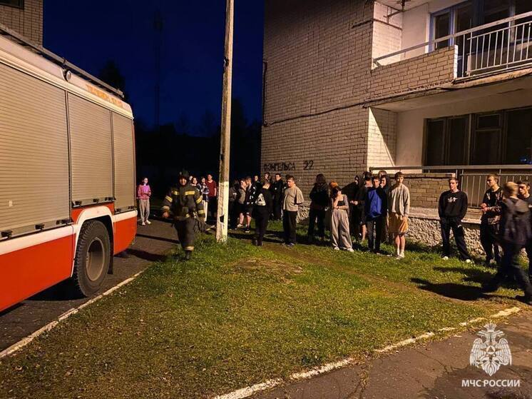 В Боровичском техникуме понарошку спасли погорельцев в общежитии