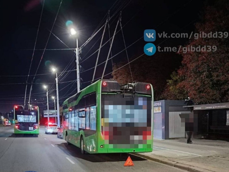 В салоне троллейбуса упала и получила травмы калининградская пенсионерка