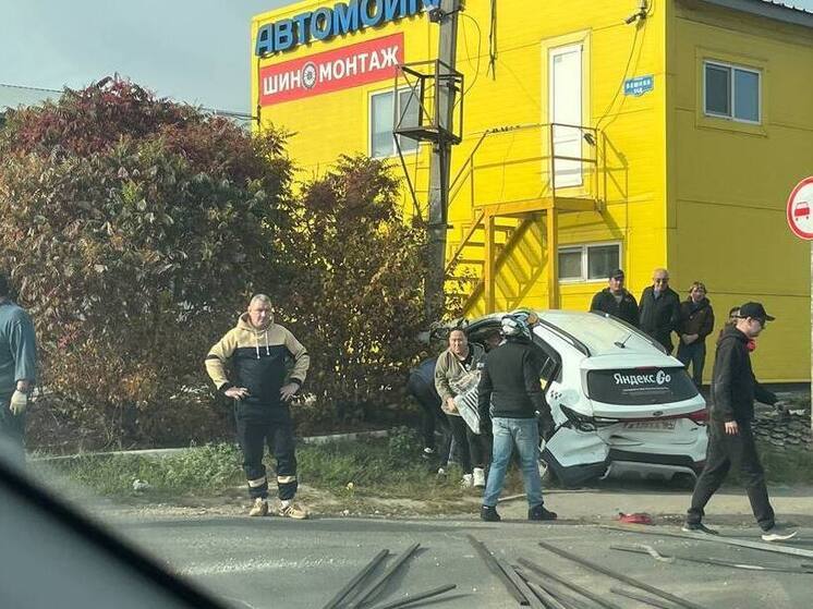 Такси въехало в столб у автомойки в Саратове