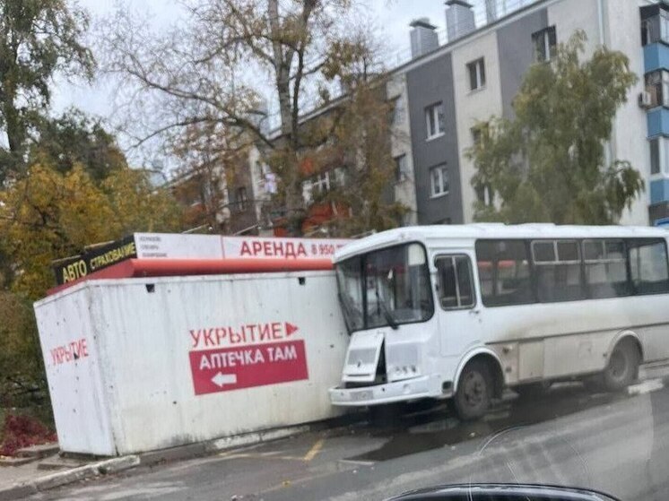 Четыре человека пострадали в Белгороде после столкновения автобуса с укрытием