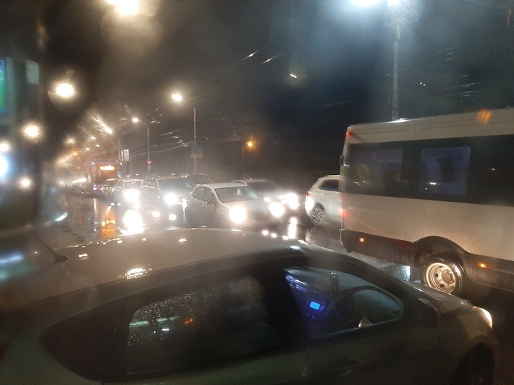 Автомобильный мост Саратов-Энгельс сковала гигантская пробка