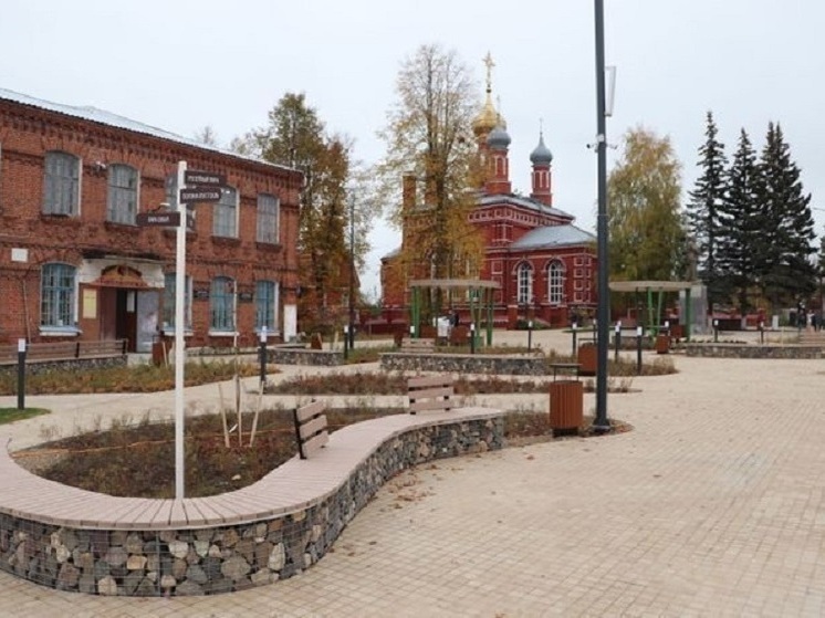 Власти Камешкова обратились к вандалам, уродующим благоустроенную площадь