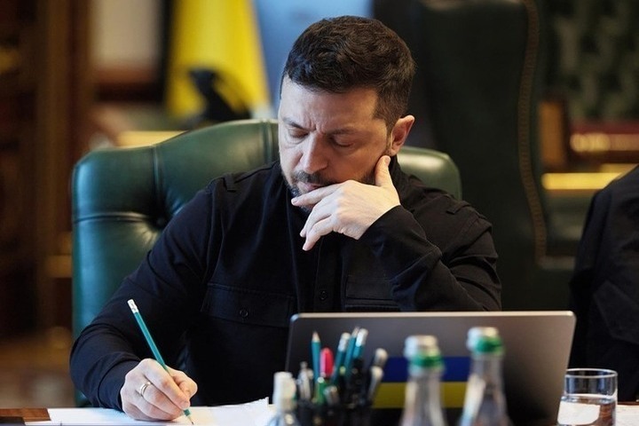 Зеленский звонит Трампу также настойчиво, как когда-то Харрис