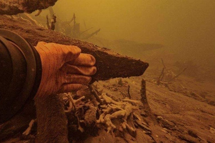 Scoperta storica nel fiume Seim: i resti di un antico mulino riemergono dal passato