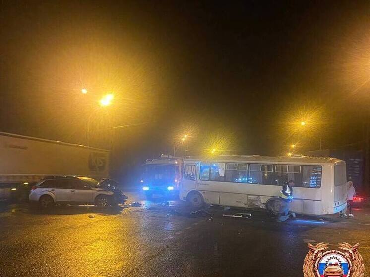 Автобус с пассажирами попал в аварию в Тверской области