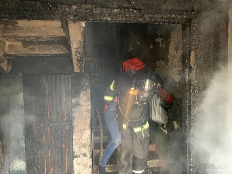 В Бийске из горящего многоквартирного дома спасли восемь человек