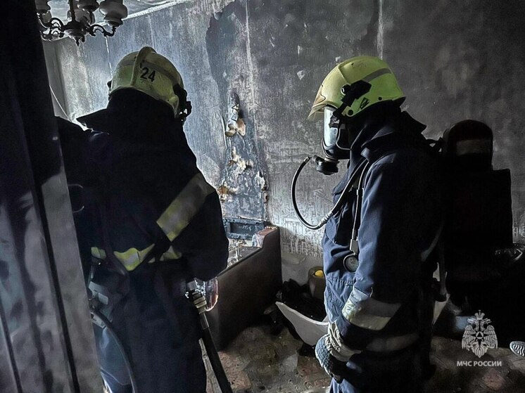В Омске пожарные спасли двоих человек из горящей пятиэтажки