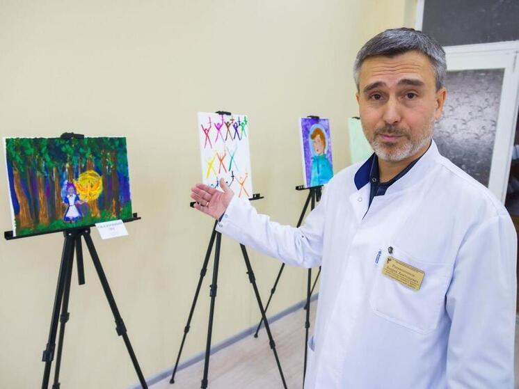 В Челябинске открылась арт-выставка пациентов психиатра
