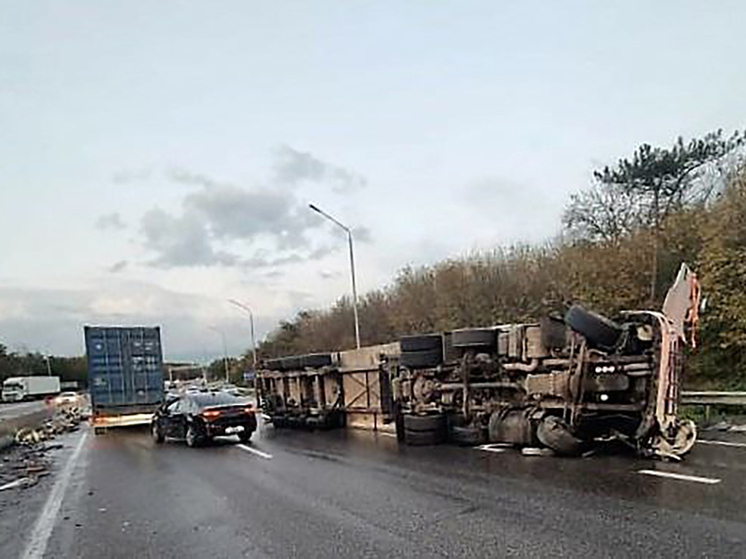 Грузовик не довёз грузинское вино в Москву из-за ДТП на Ставрополье
