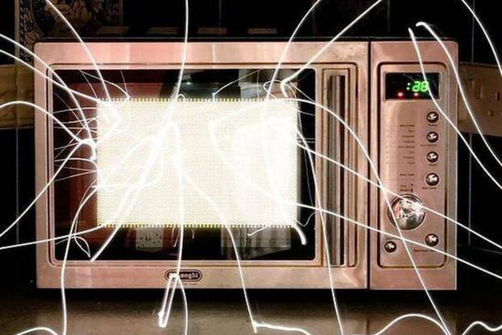 Лучше держаться на расстоянии: карельский эксперт пояснил, вредно ли излучение от бытовых приборов