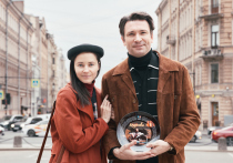 Антон Хабаров в костюме из восьмидесятых совсем неплохо смотрится на фоне петербургских фасадов