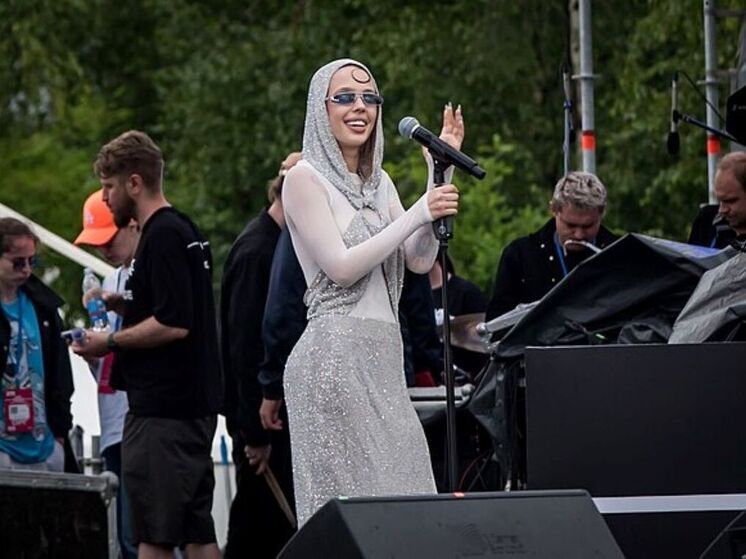 Певице Инстасамке не могут вручить постановление о неуплате административного штрафа