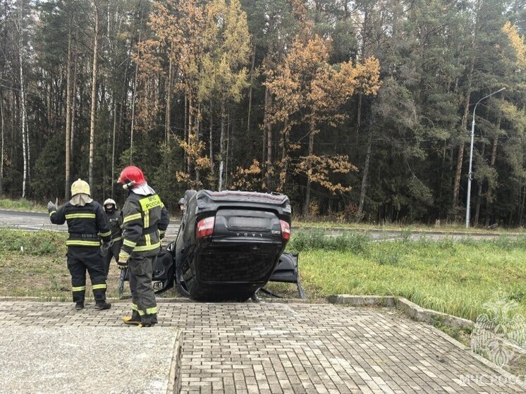 По дороге в Ломы автомобиль лег на крышу