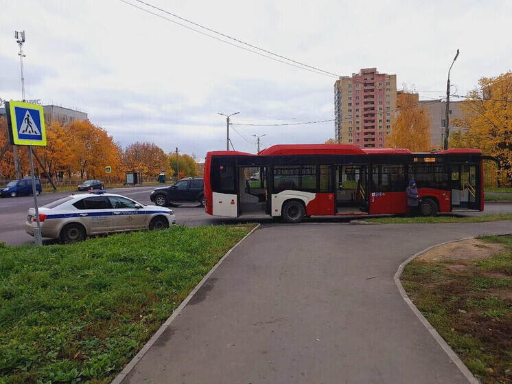 Школьницу на пешеходном переходе сбил автобус в Череповце