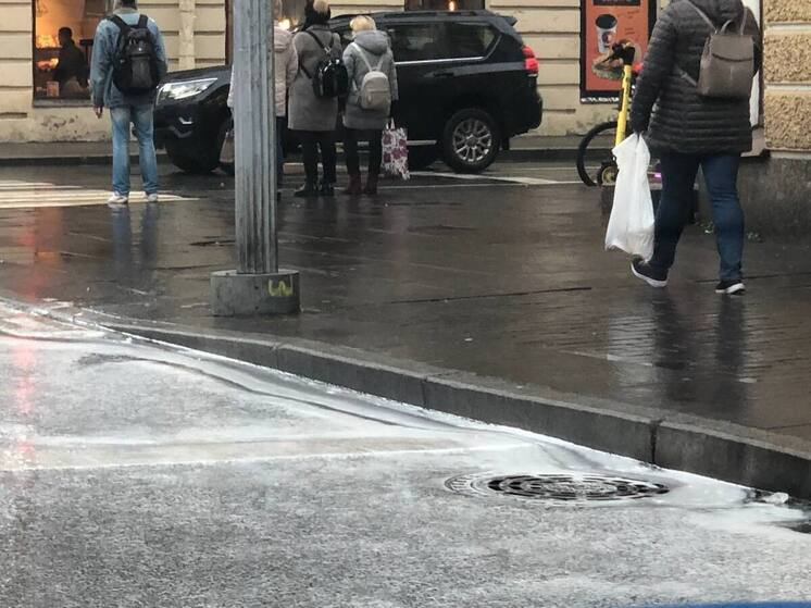 Петербург решил не экономить на воде для очистки улиц