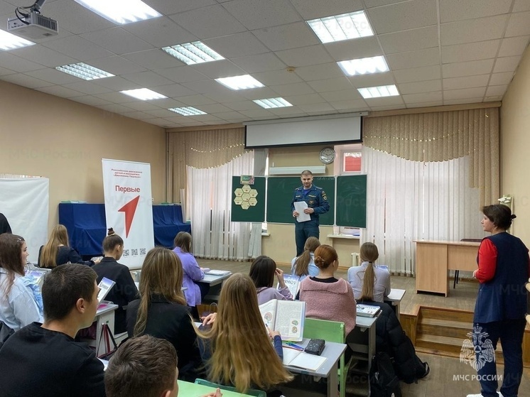В Орловской области ученикам Хотынецкой средней школы рассказали о пожарной безопасности