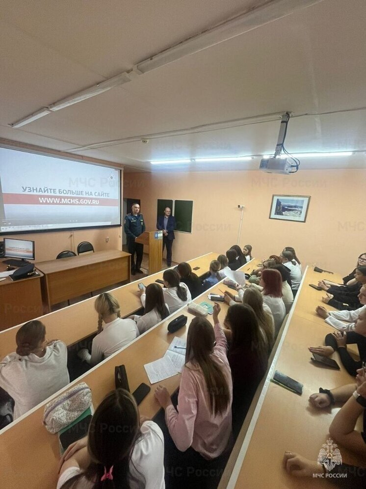 Инспекторы МЧС учат иркутских школьников правилам поведения при пожаре