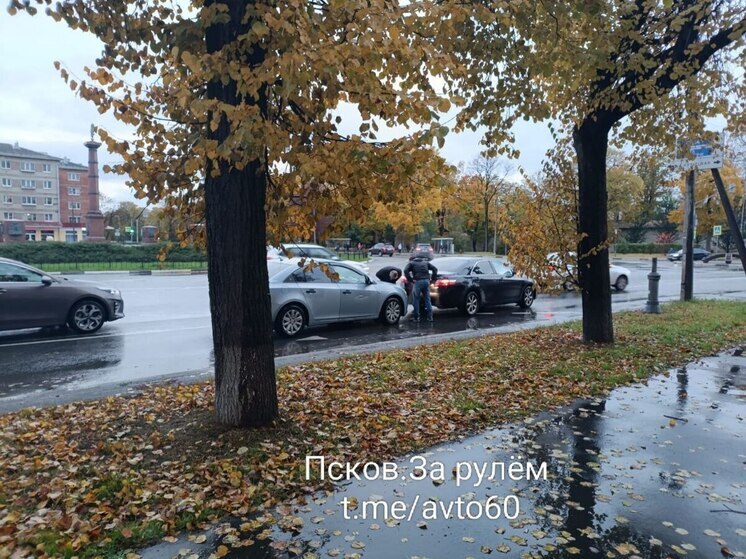 Авария создает пробку на площади Победы